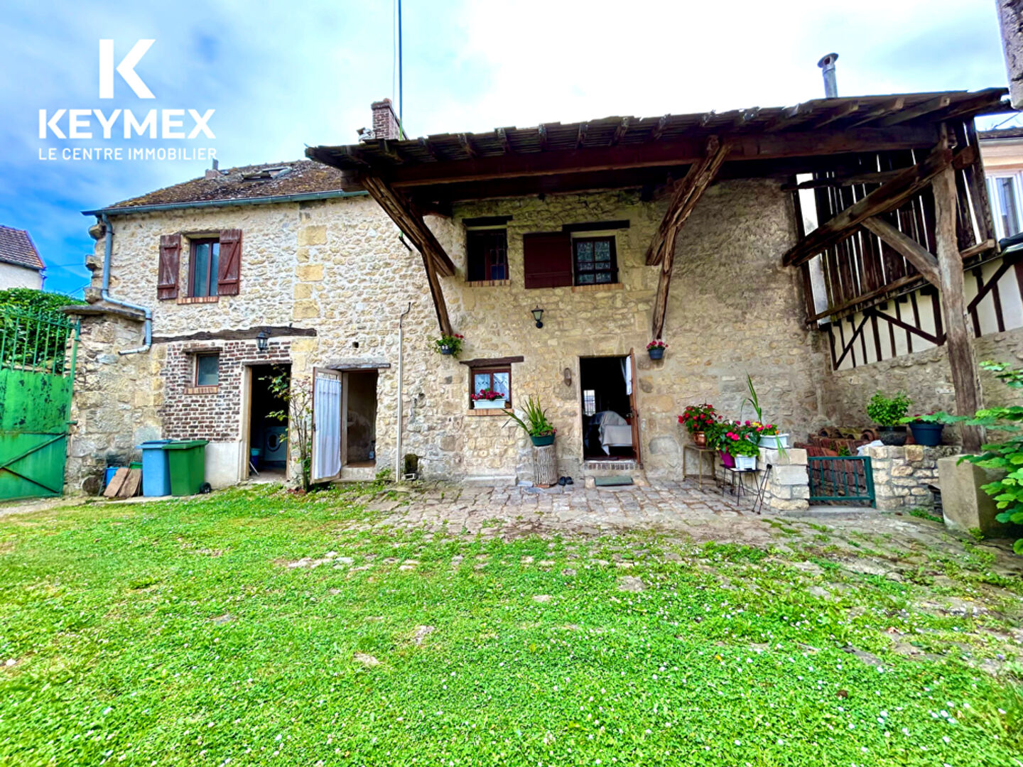 Maison en pierre avec jardin