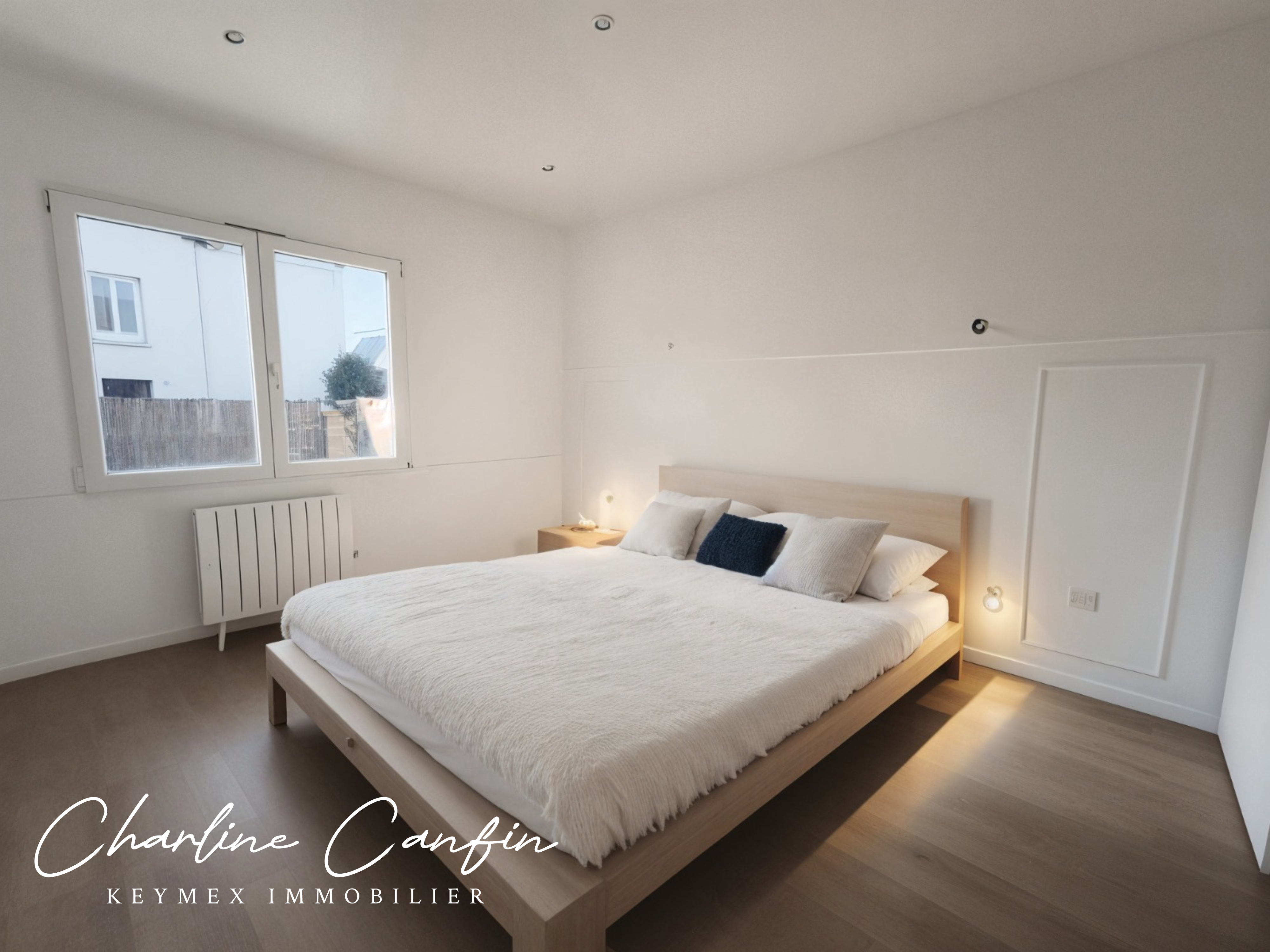 Chambre moderne avec lit double