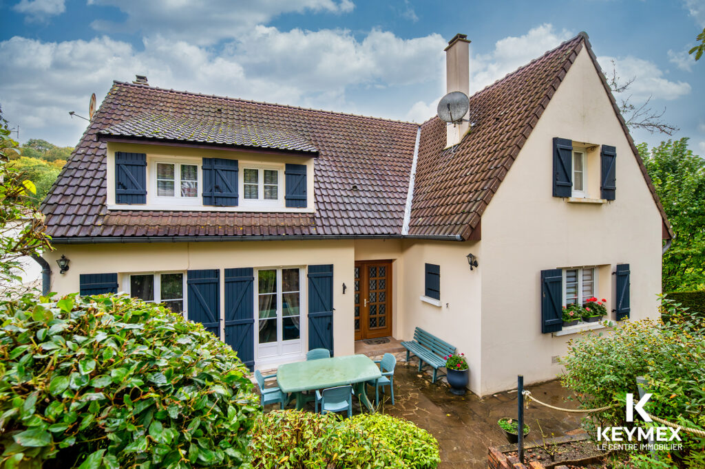 Maison traditionnelle avec jardin et terrasse.