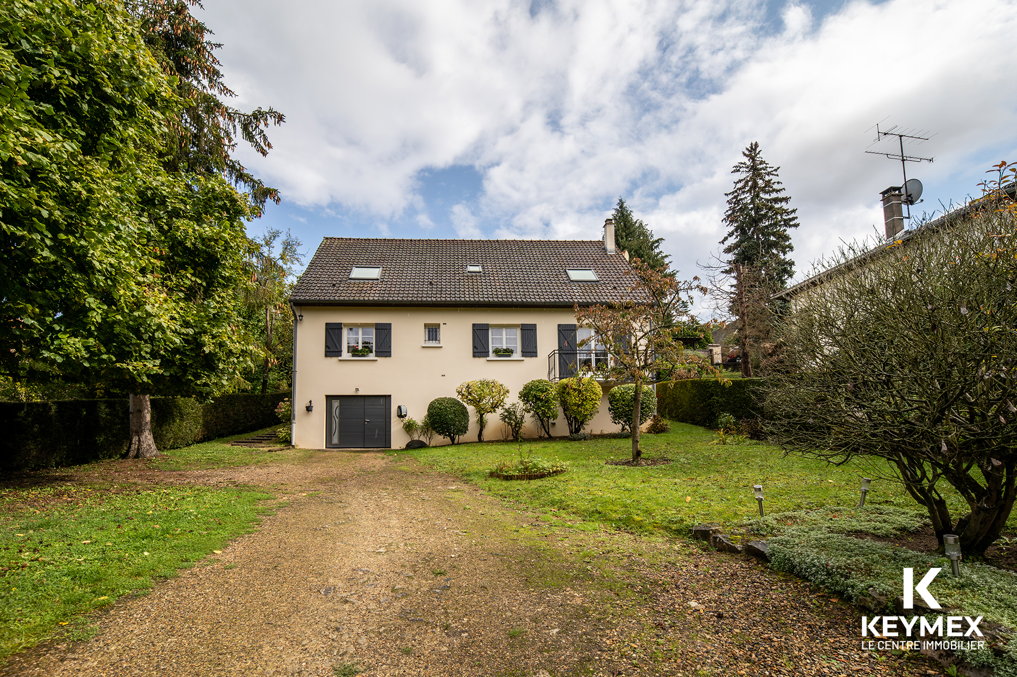 Maison avec jardin arboré en France