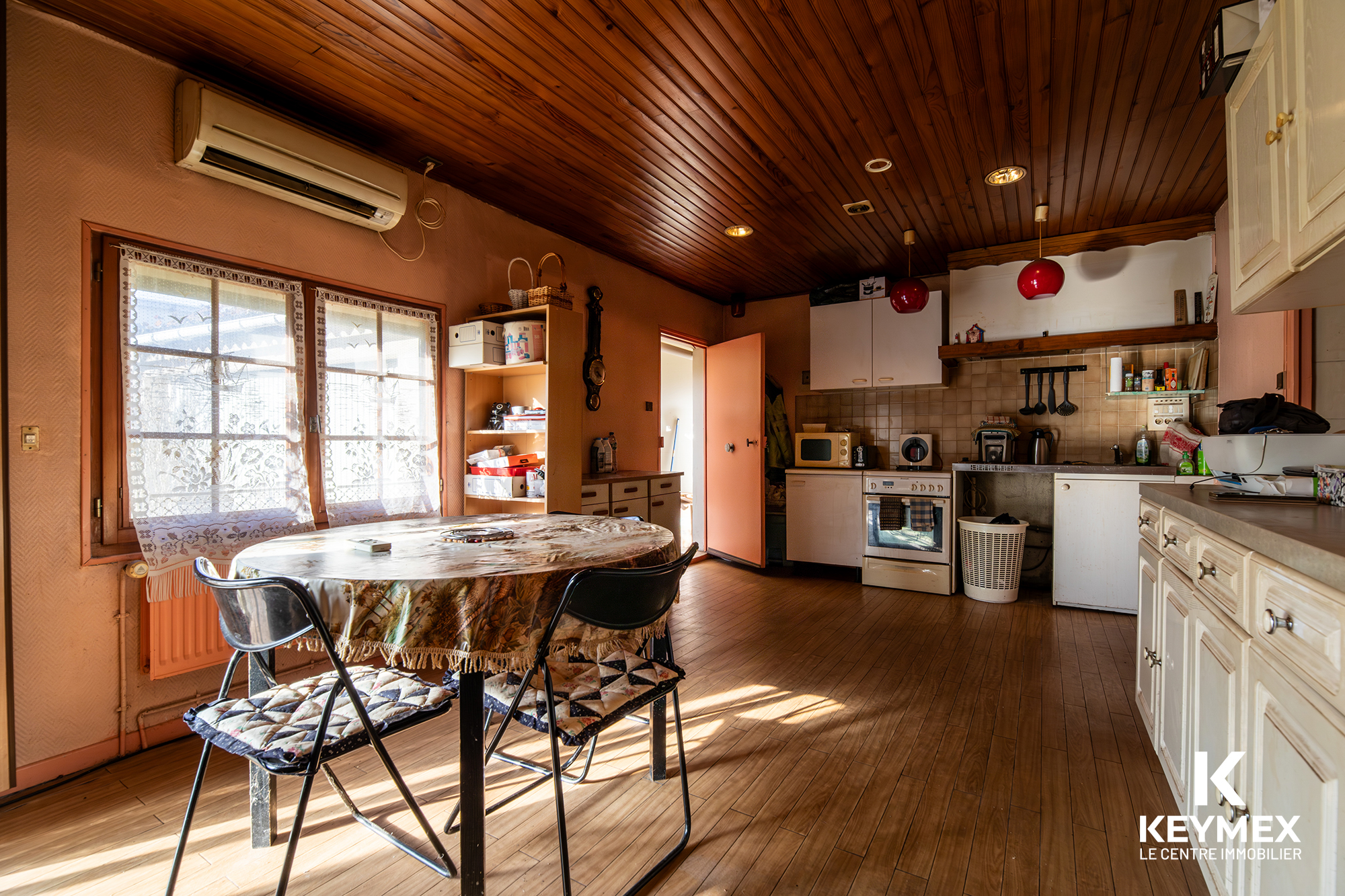 Cuisine rustique avec meubles en bois.