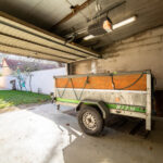 Remorque dans un garage lumineux avec jardin.