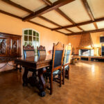 Salle à manger avec cheminée et table bois