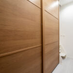 Placard en bois dans un couloir moderne