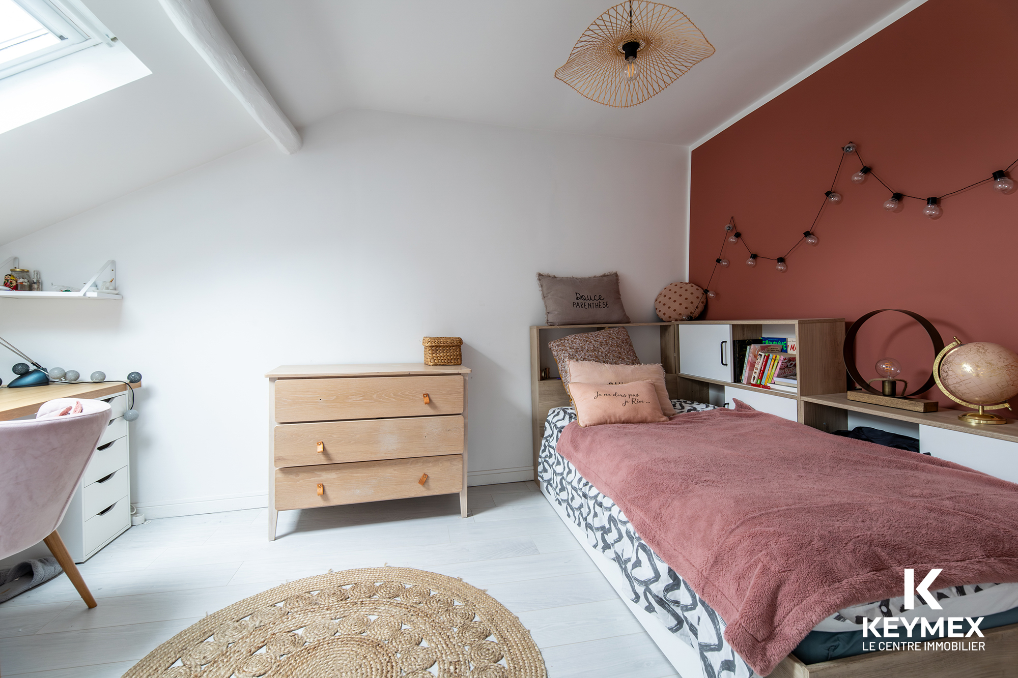 Chambre enfant avec lit et commode en bois.