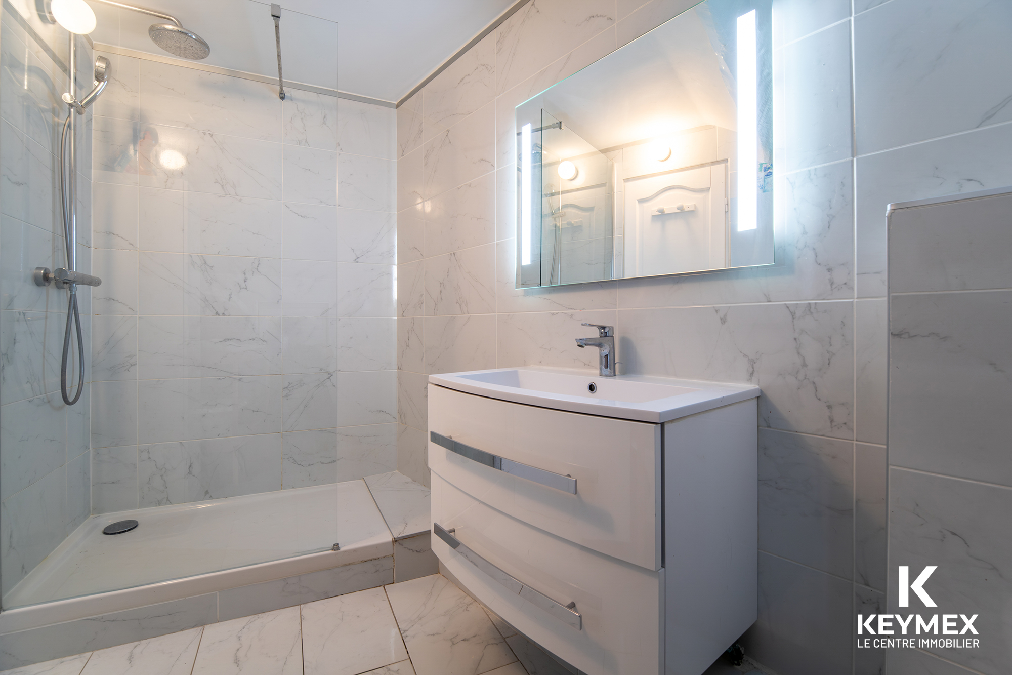 Salle de bain moderne avec douche à l'italienne.