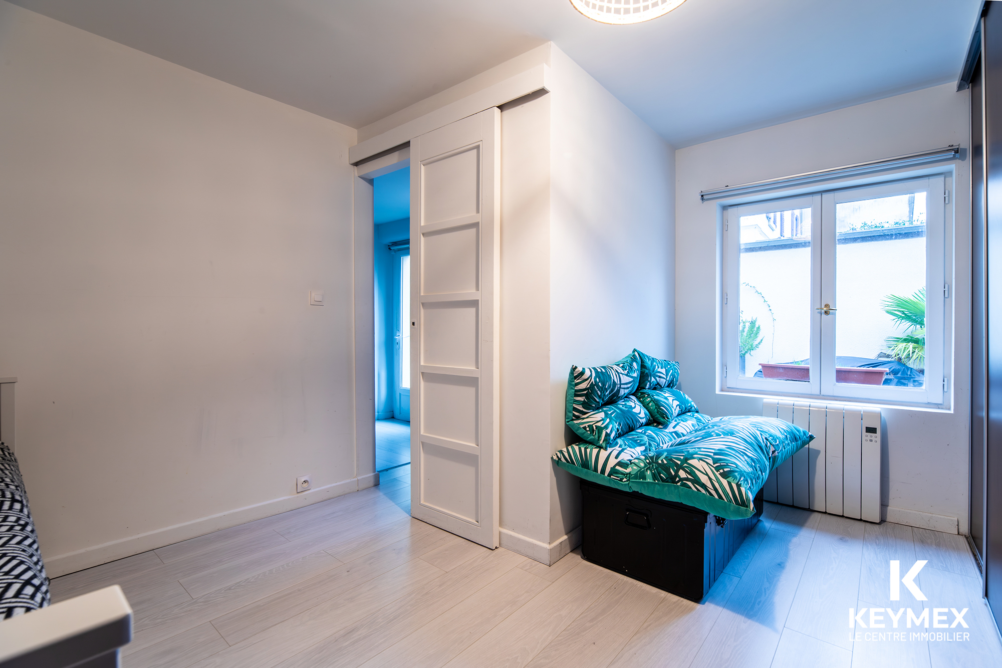 Chambre lumineuse avec coussins sur banquette