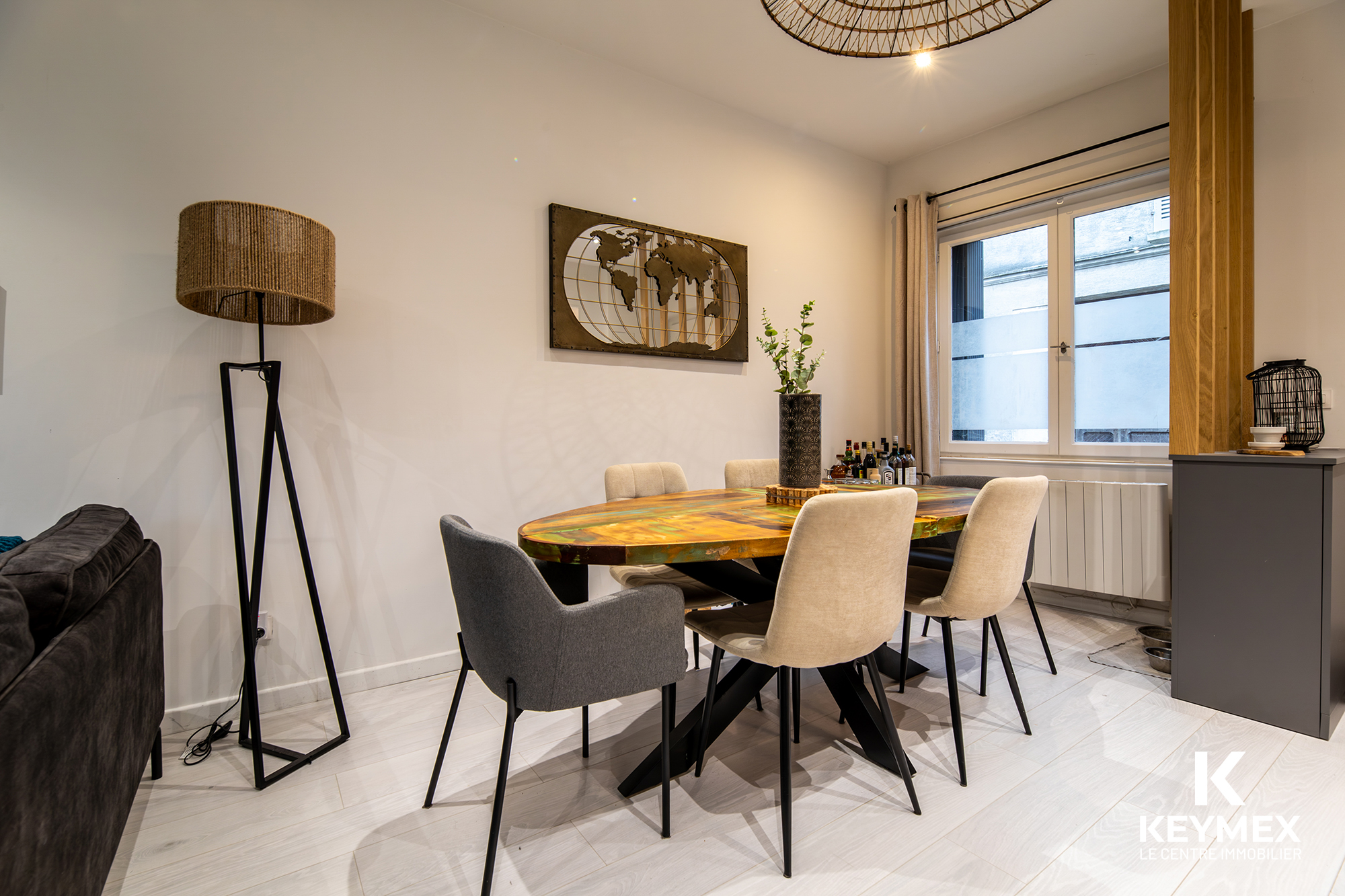 Salle à manger moderne avec table ronde et chaises