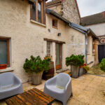 Cour intérieure avec chaises et plantes en pots