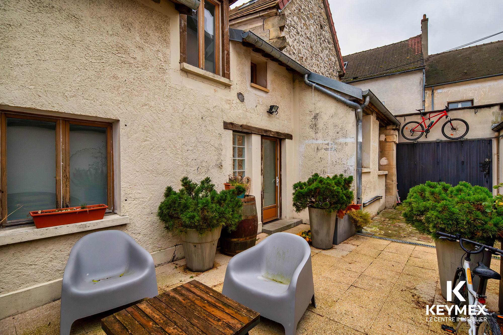 Cour intérieure avec chaises et plantes en pots