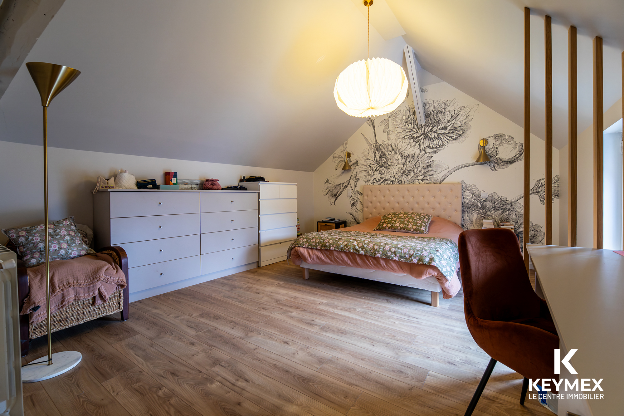 Chambre lumineuse avec lit et commodes modernes.