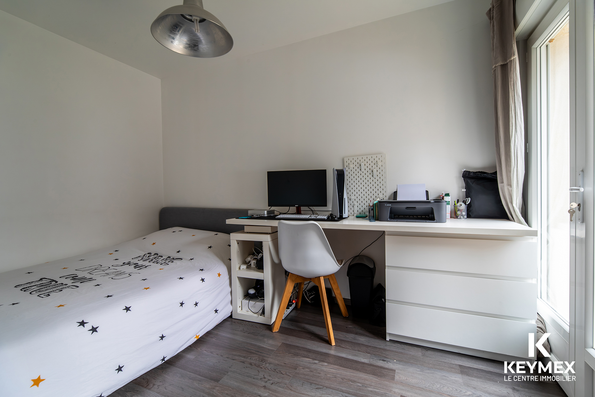 Chambre moderne avec bureau et lumière naturelle