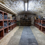 Cave à vin avec bouteilles en stockage rustique.