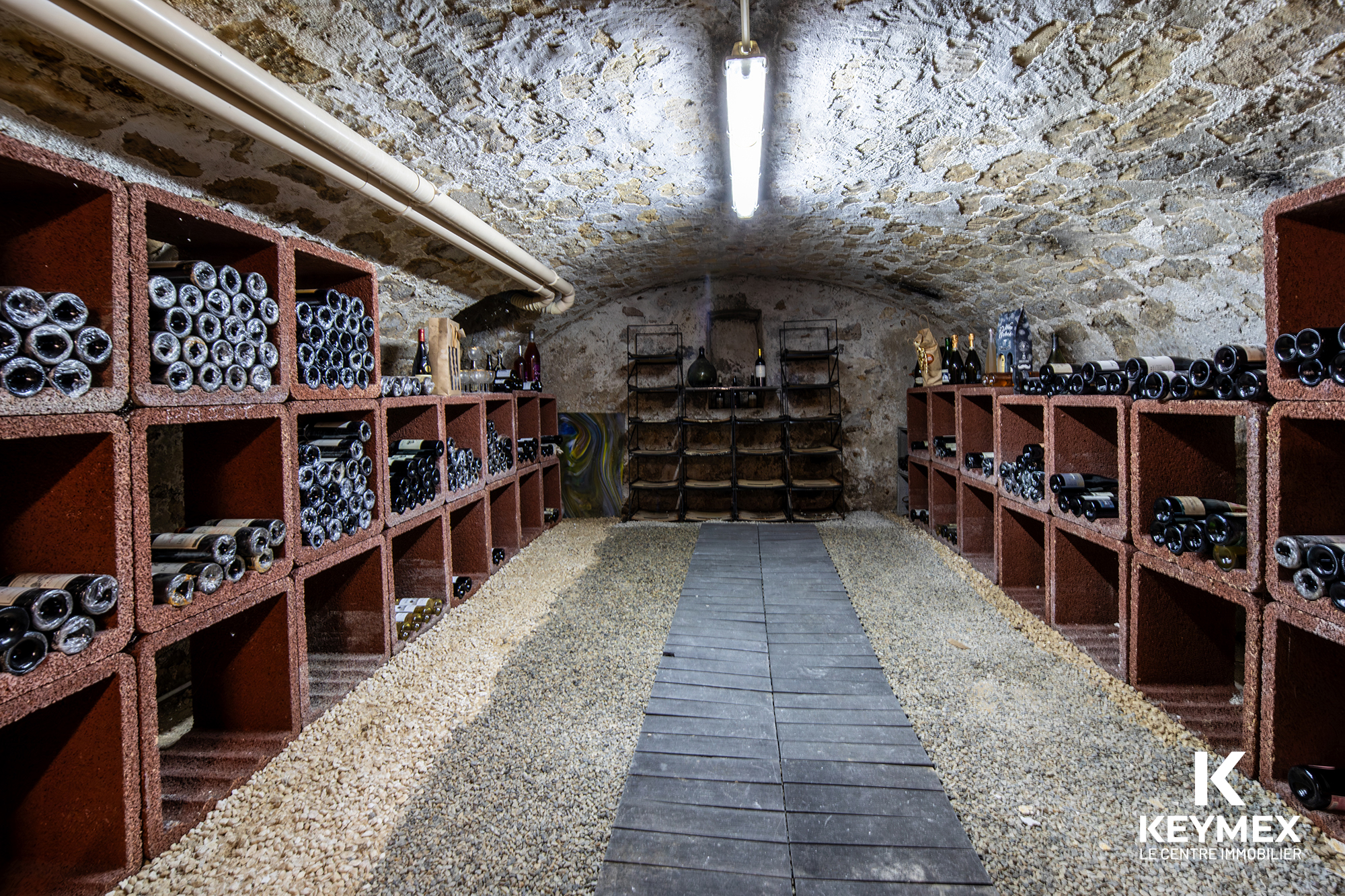 Cave à vin avec bouteilles en stockage rustique.