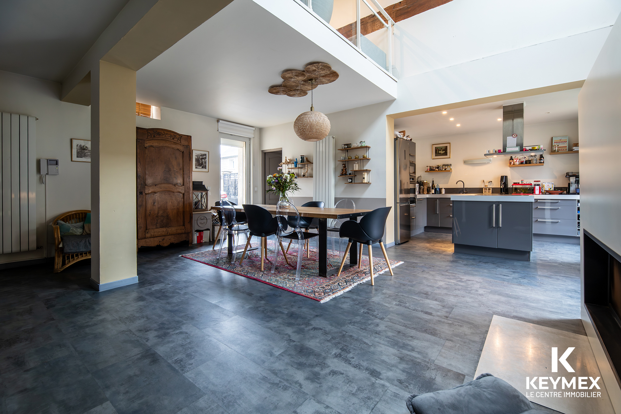 Salle à manger ouverte sur cuisine moderne.