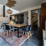 Salle à manger moderne avec grande table en bois.