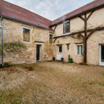 Cour intérieure d'une maison en pierres