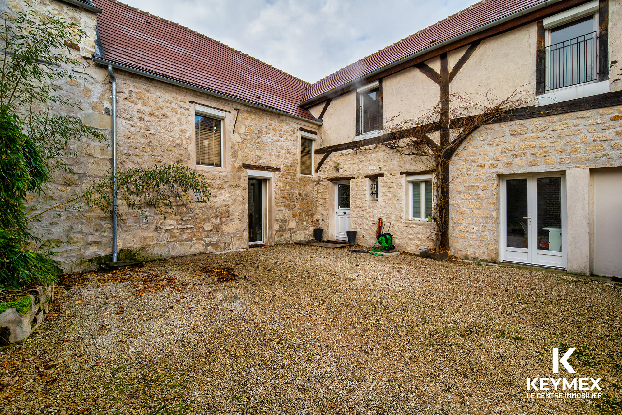 Cour intérieure d'une maison en pierres