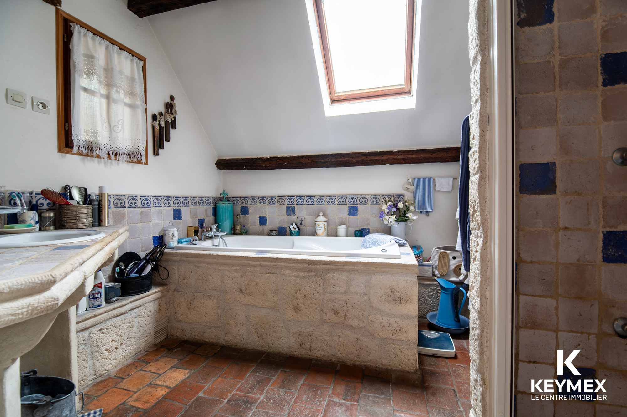 Salle de bain rustique avec baignoire intégrée