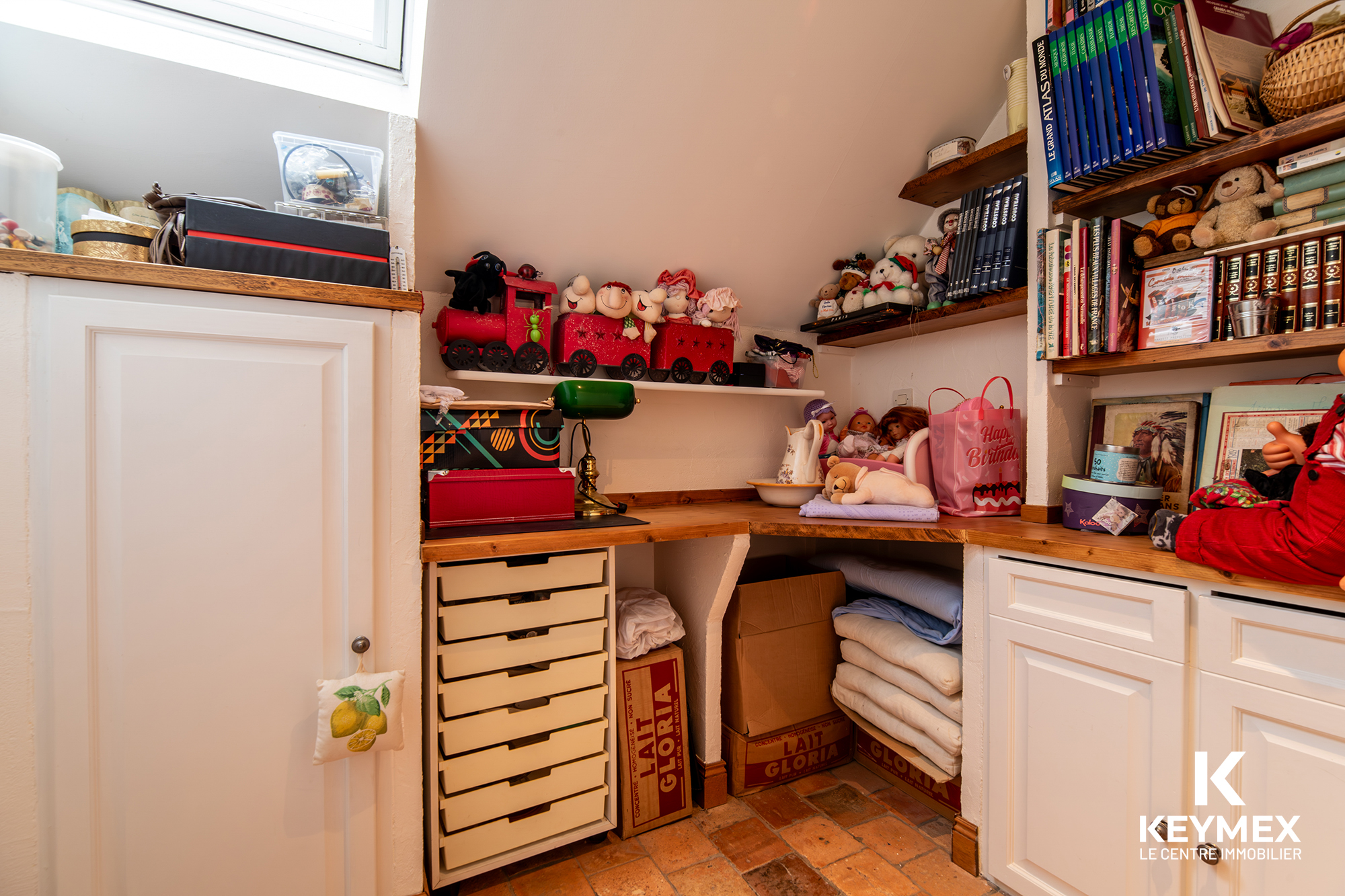 Placard avec jouets, livres et décorations.