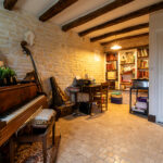 Salle de musique avec piano et bibliothèque