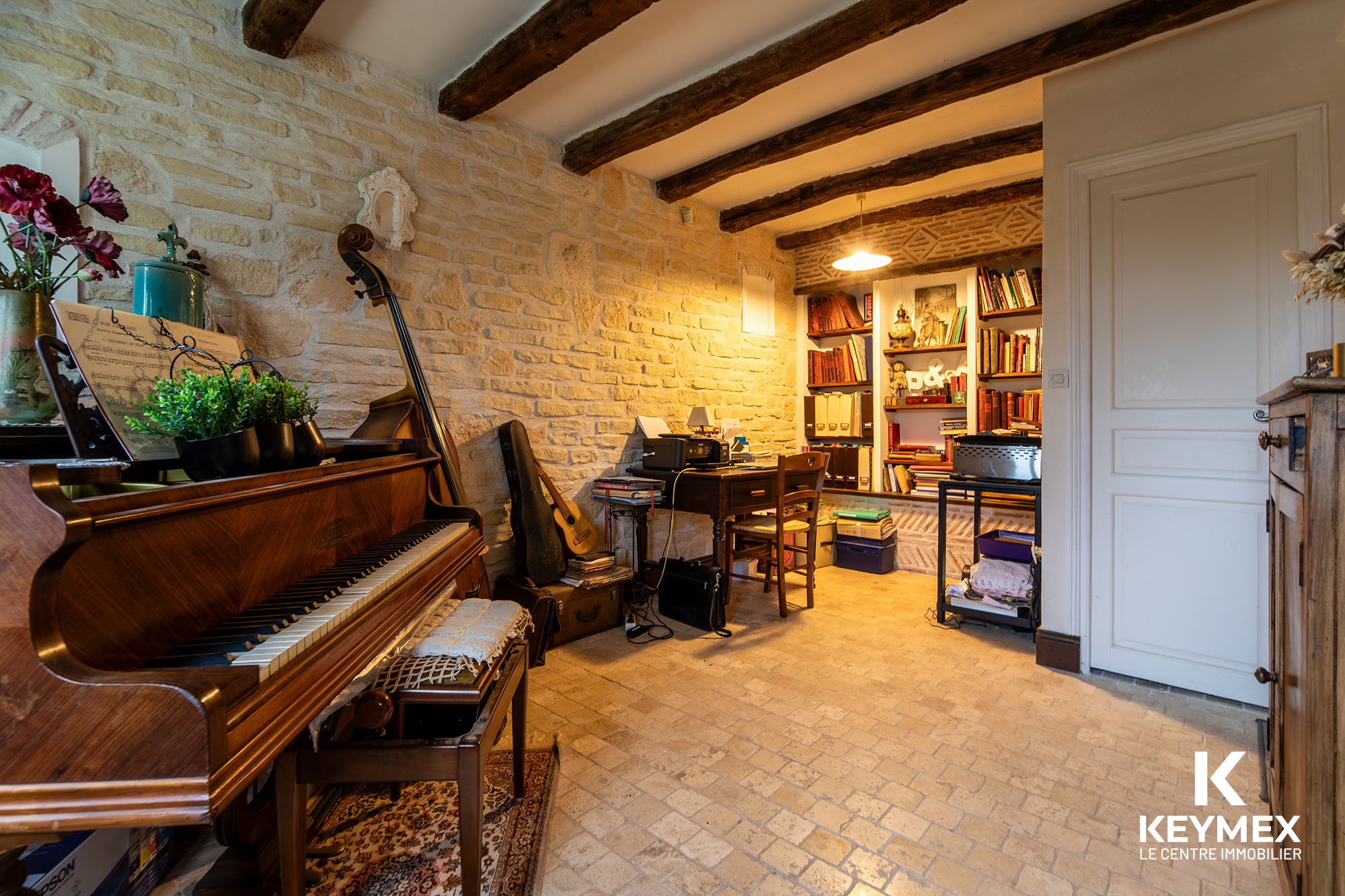 Salle de musique avec piano et bibliothèque