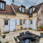 Maison traditionnelle avec terrasse en France.