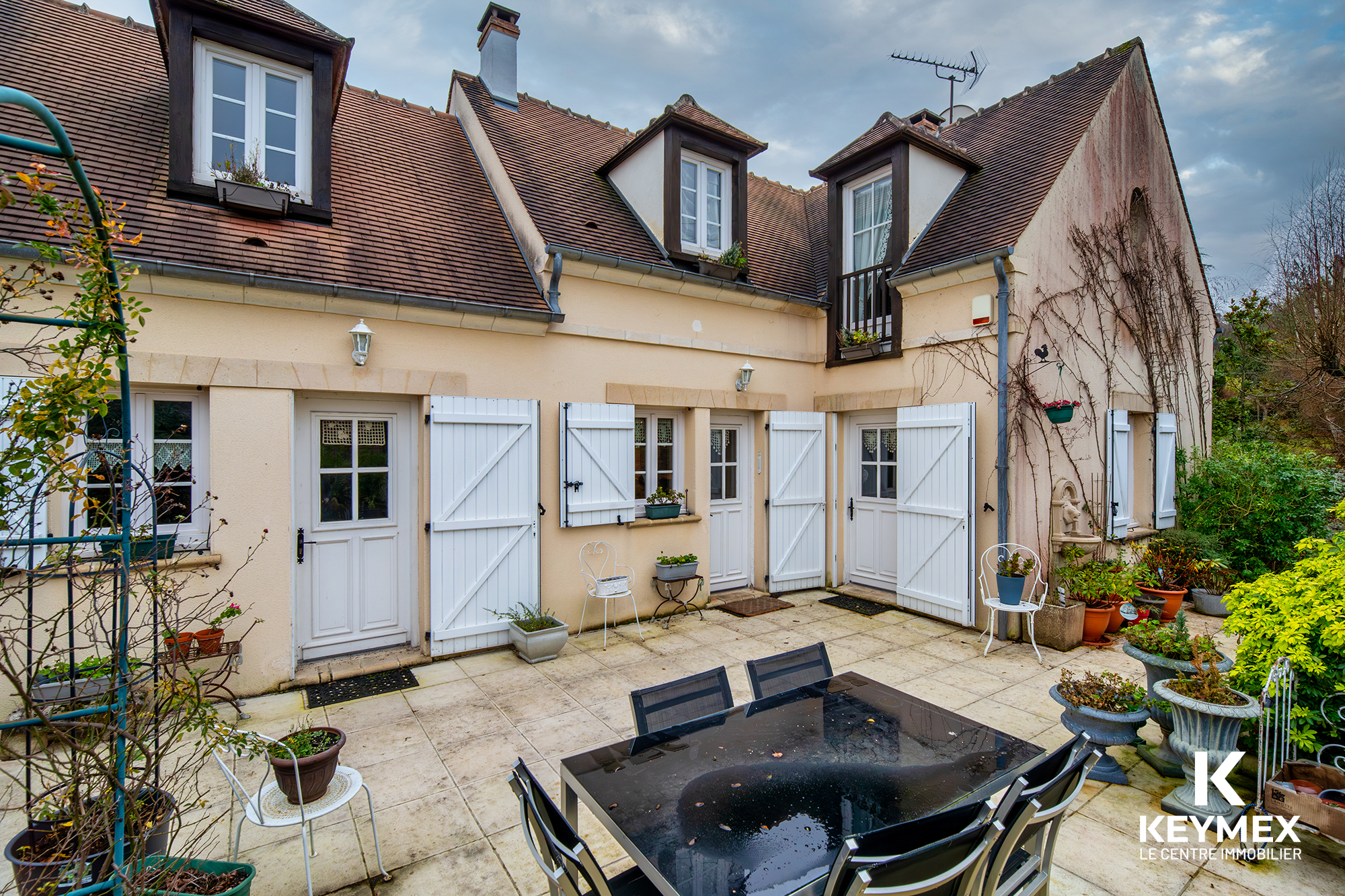 Maison traditionnelle avec terrasse en France.