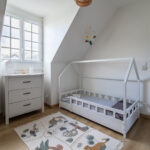 Chambre d'enfant lumineuse avec lit et commode