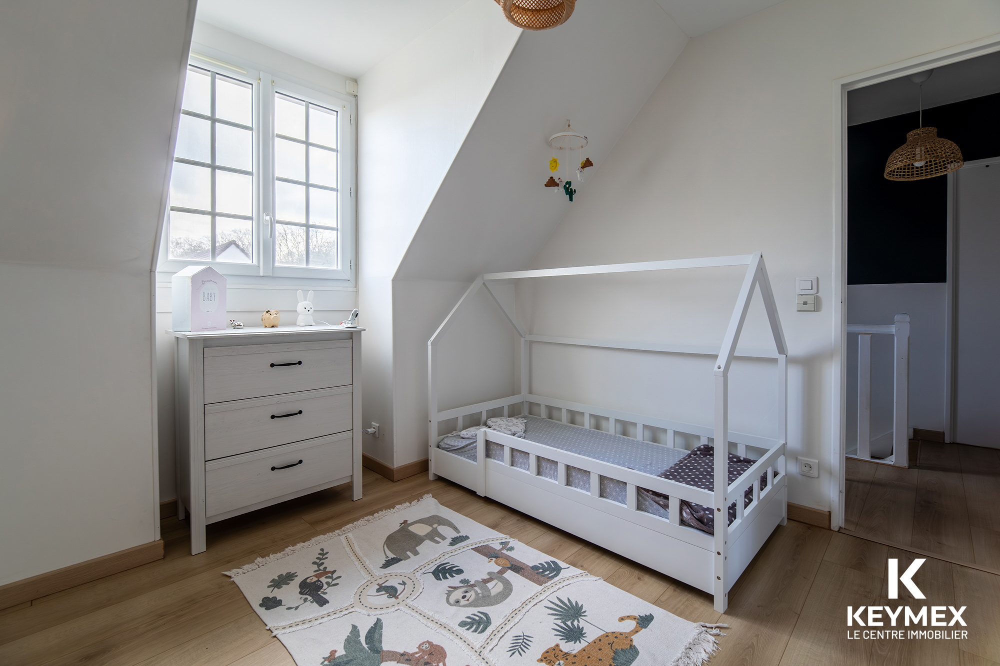 Chambre d'enfant lumineuse avec lit et commode