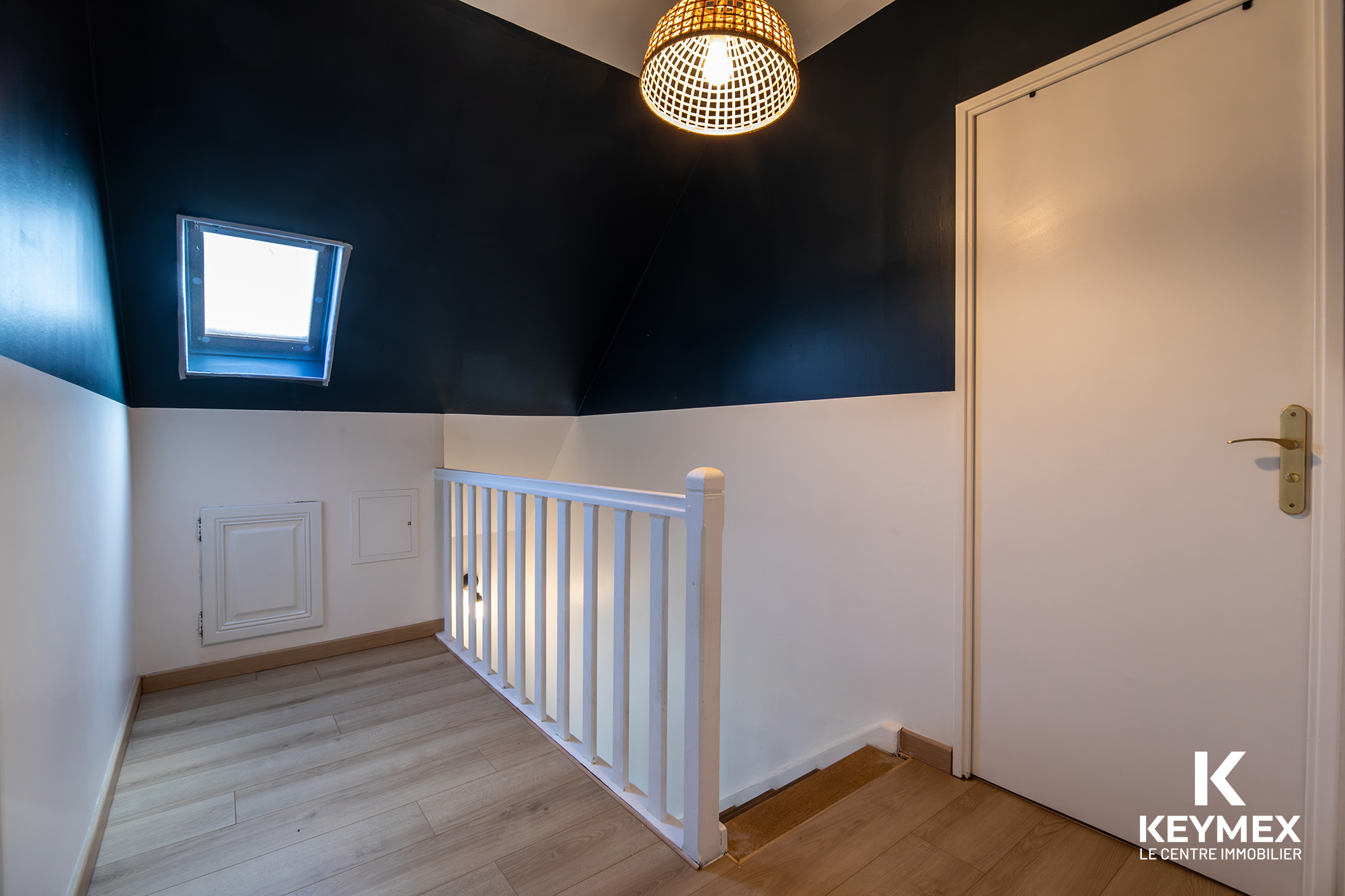 Escalier moderne et porte dans une maison lumineuse.