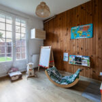 Salle de jeux avec jouets et carte du monde.