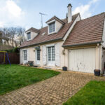 Maison avec jardin et balançoire en France.