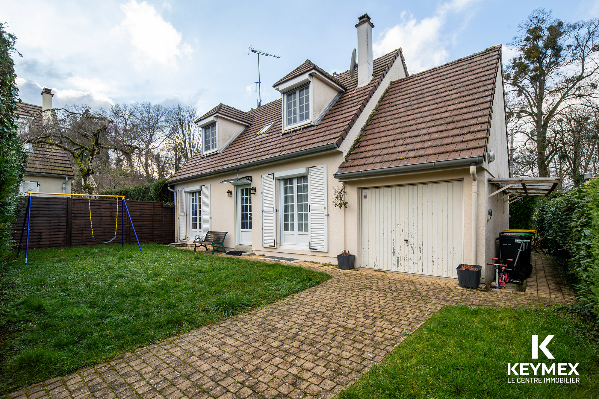 Maison avec jardin et balançoire en France.