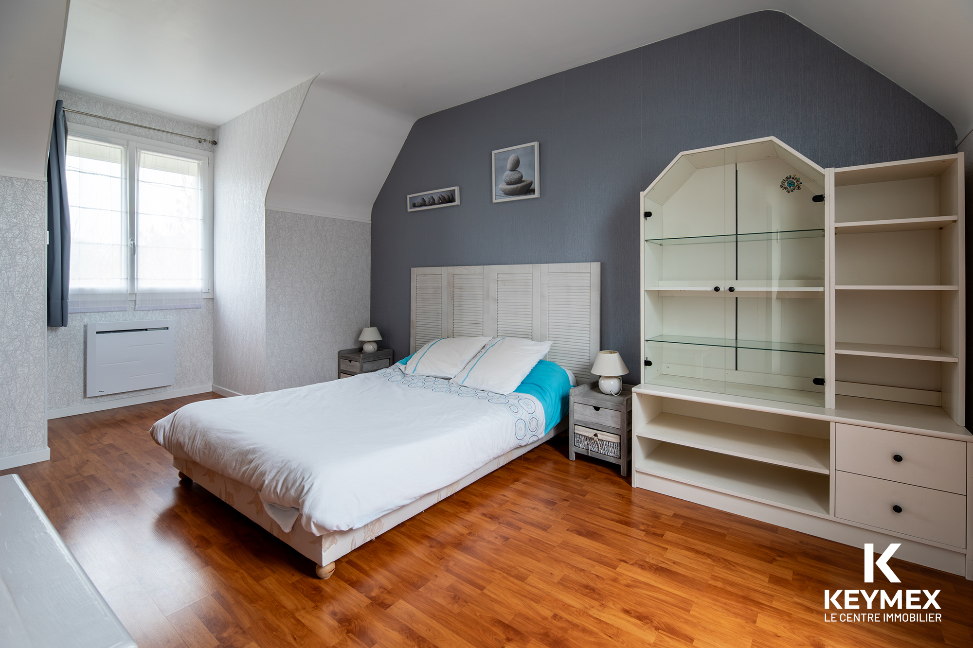 Chambre moderne avec décoration minimaliste et parquet.