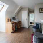 Bureau moderne sous les combles avec parquet.