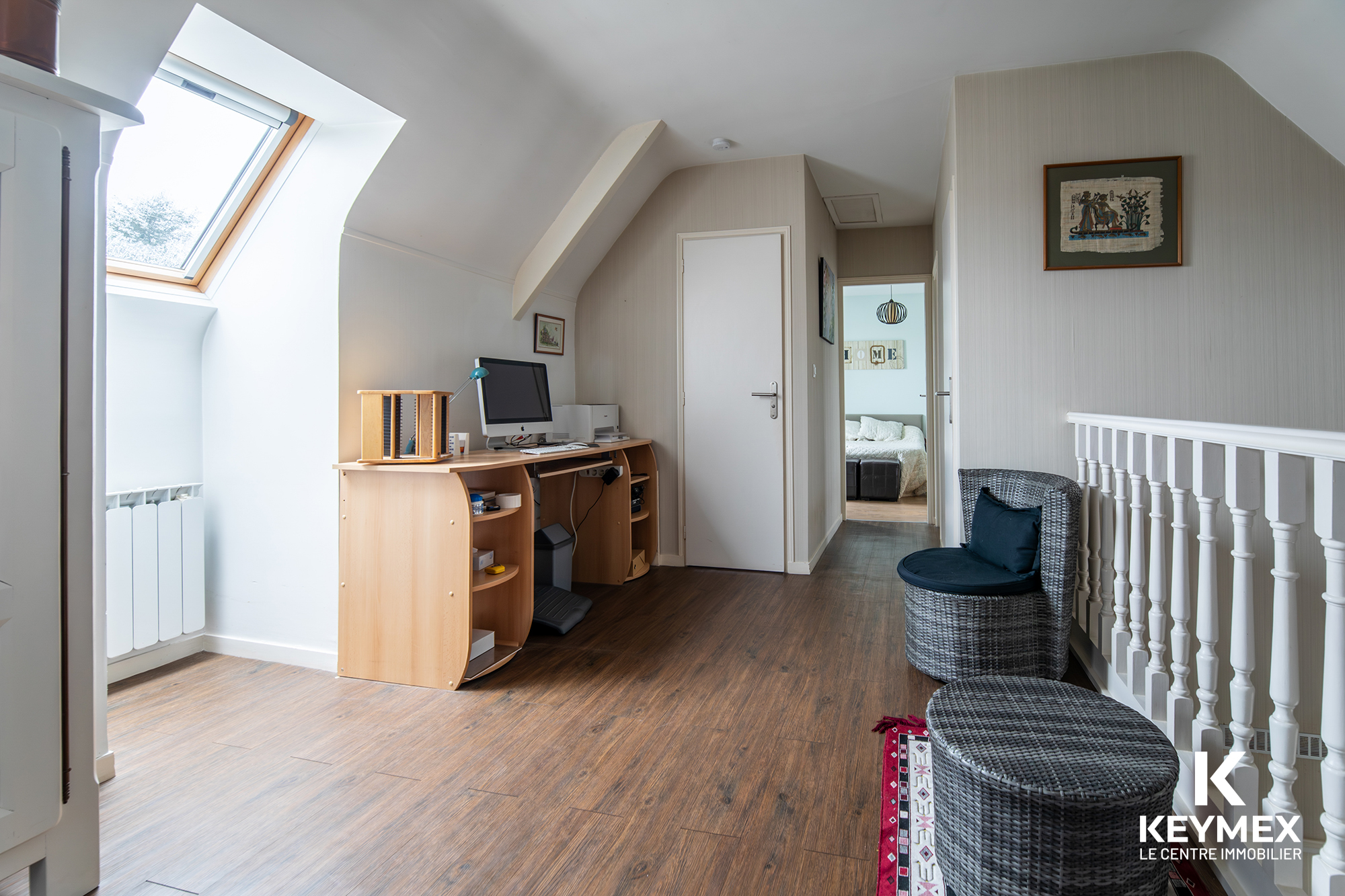 Bureau moderne sous les combles avec parquet.