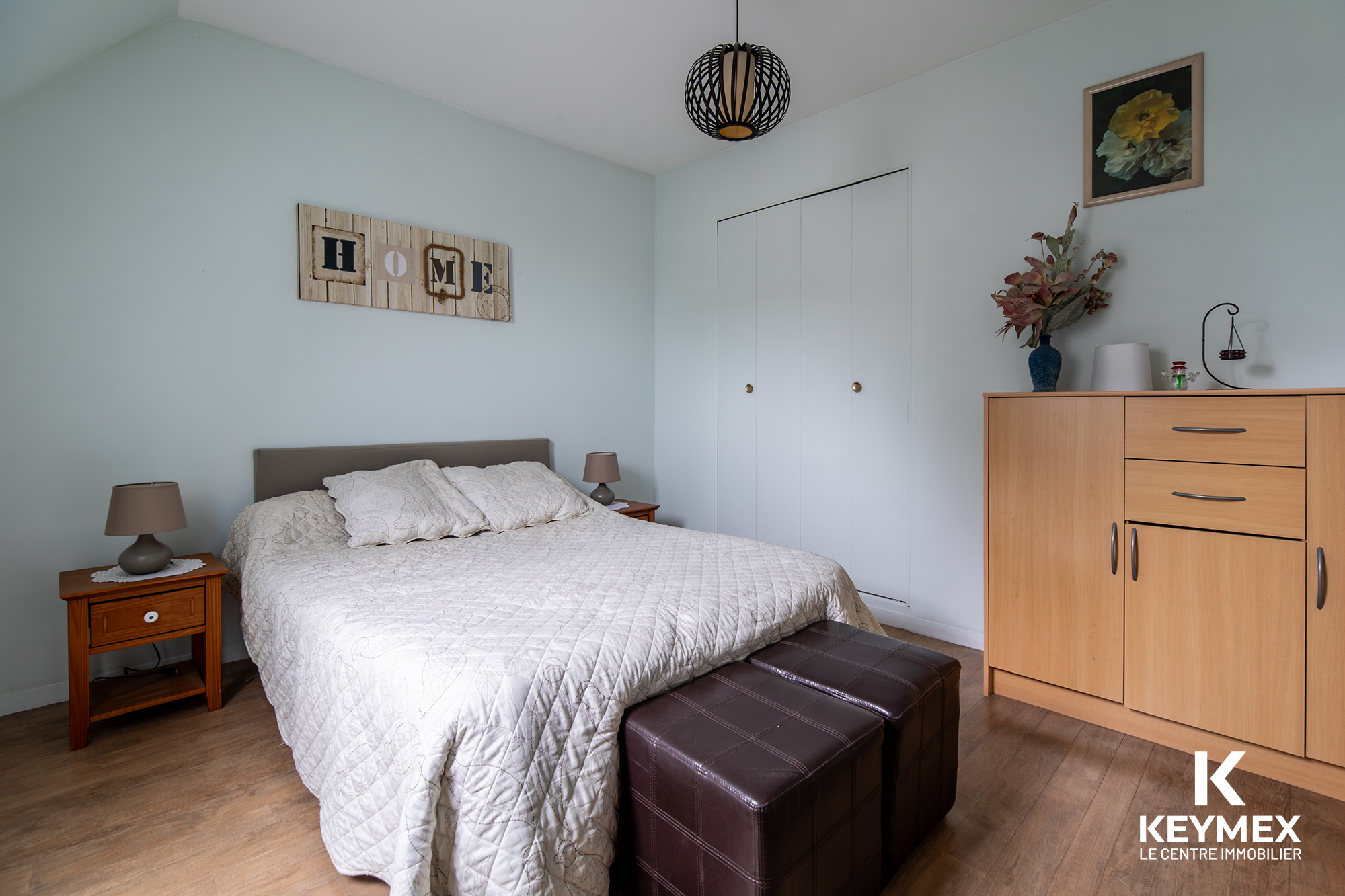 Chambre à coucher moderne avec décoration simple et élégante.