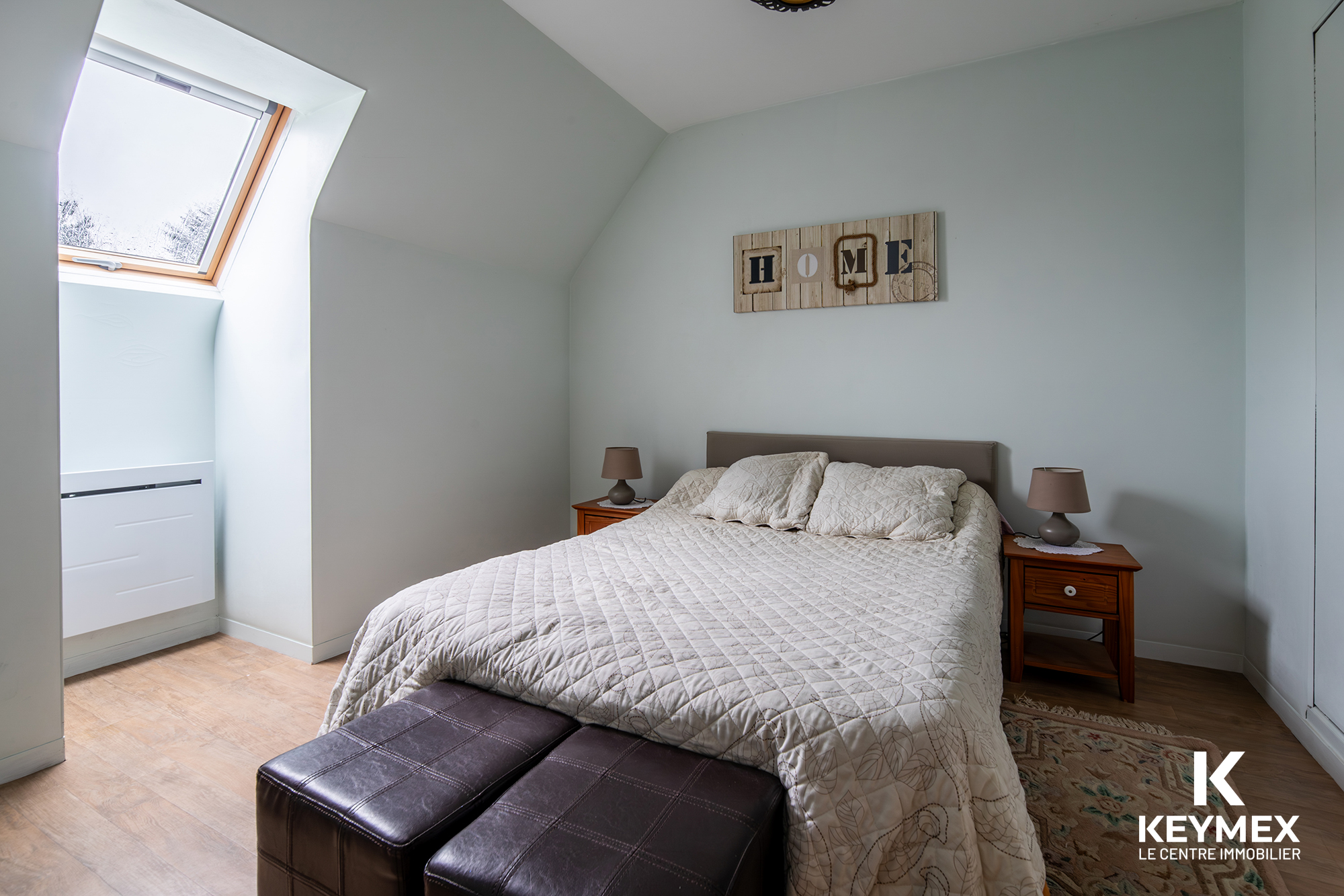 Chambre moderne avec fenêtre de toit et décoration.