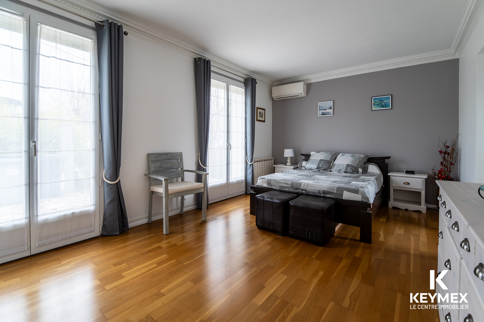 Chambre moderne avec parquet en bois