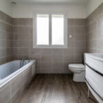 Salle de bain moderne avec baignoire et lavabo