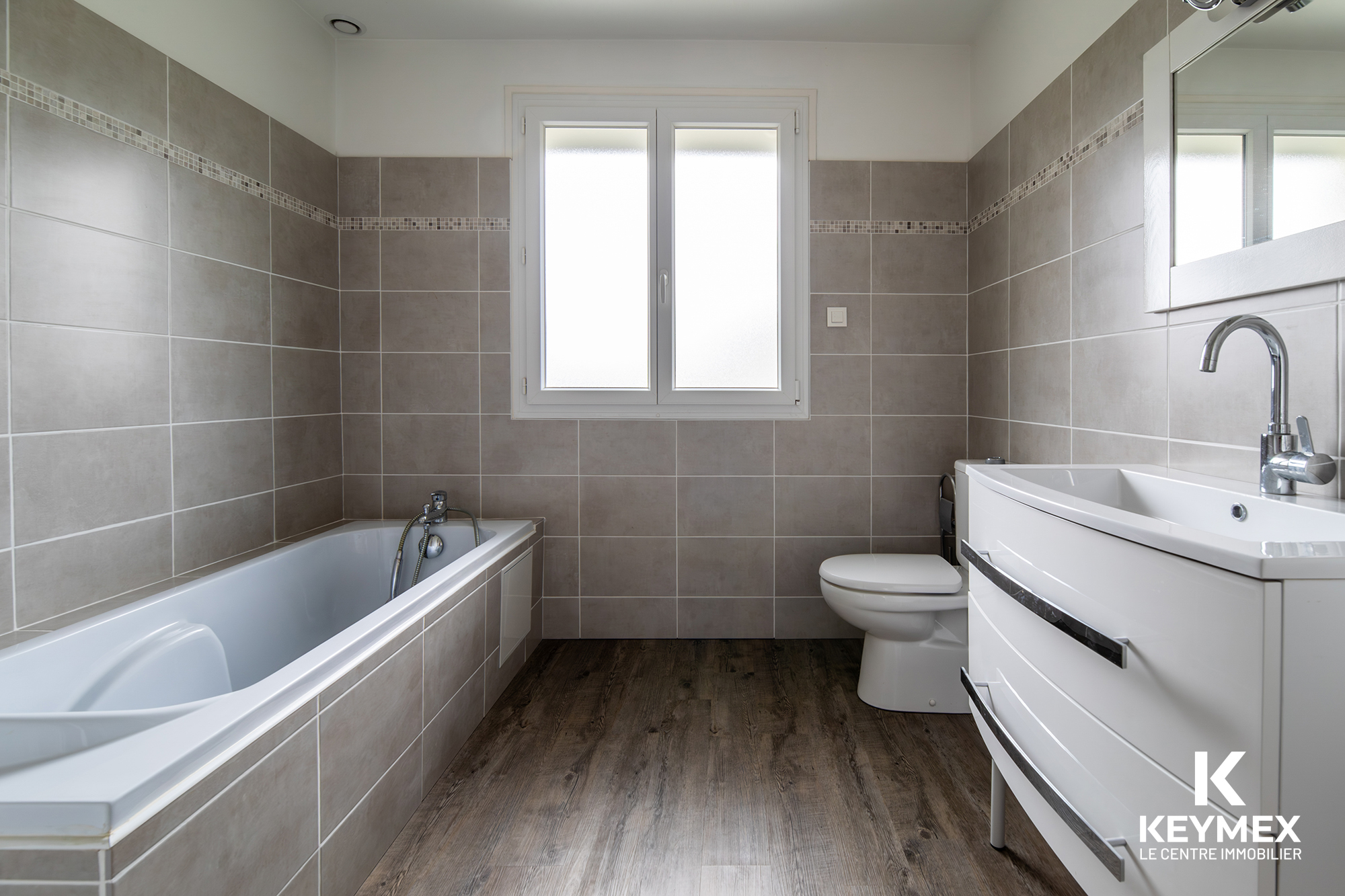 Salle de bain moderne avec baignoire et lavabo