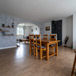 Salle à manger moderne avec table en bois.