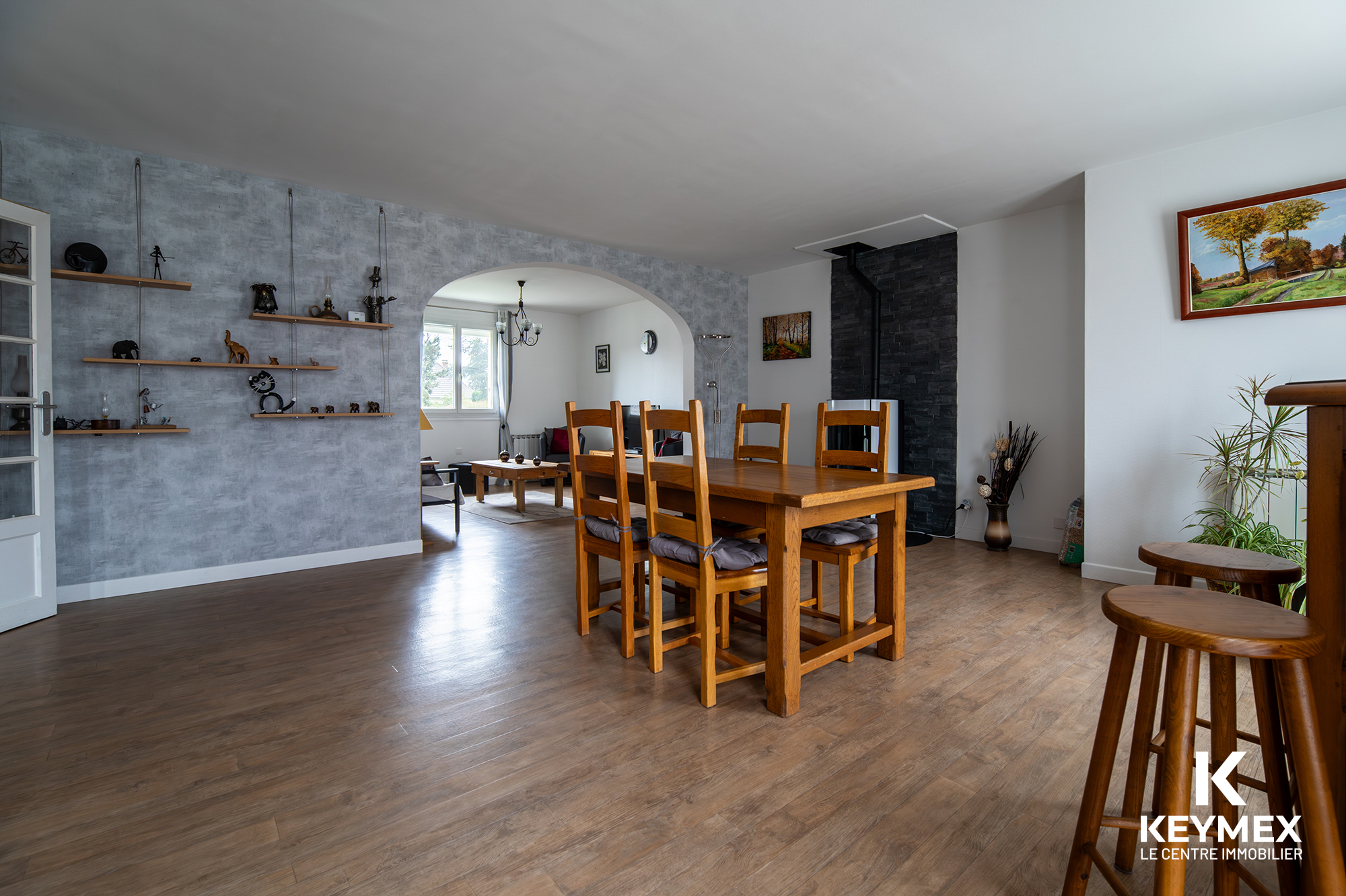 Salle à manger moderne avec table en bois.