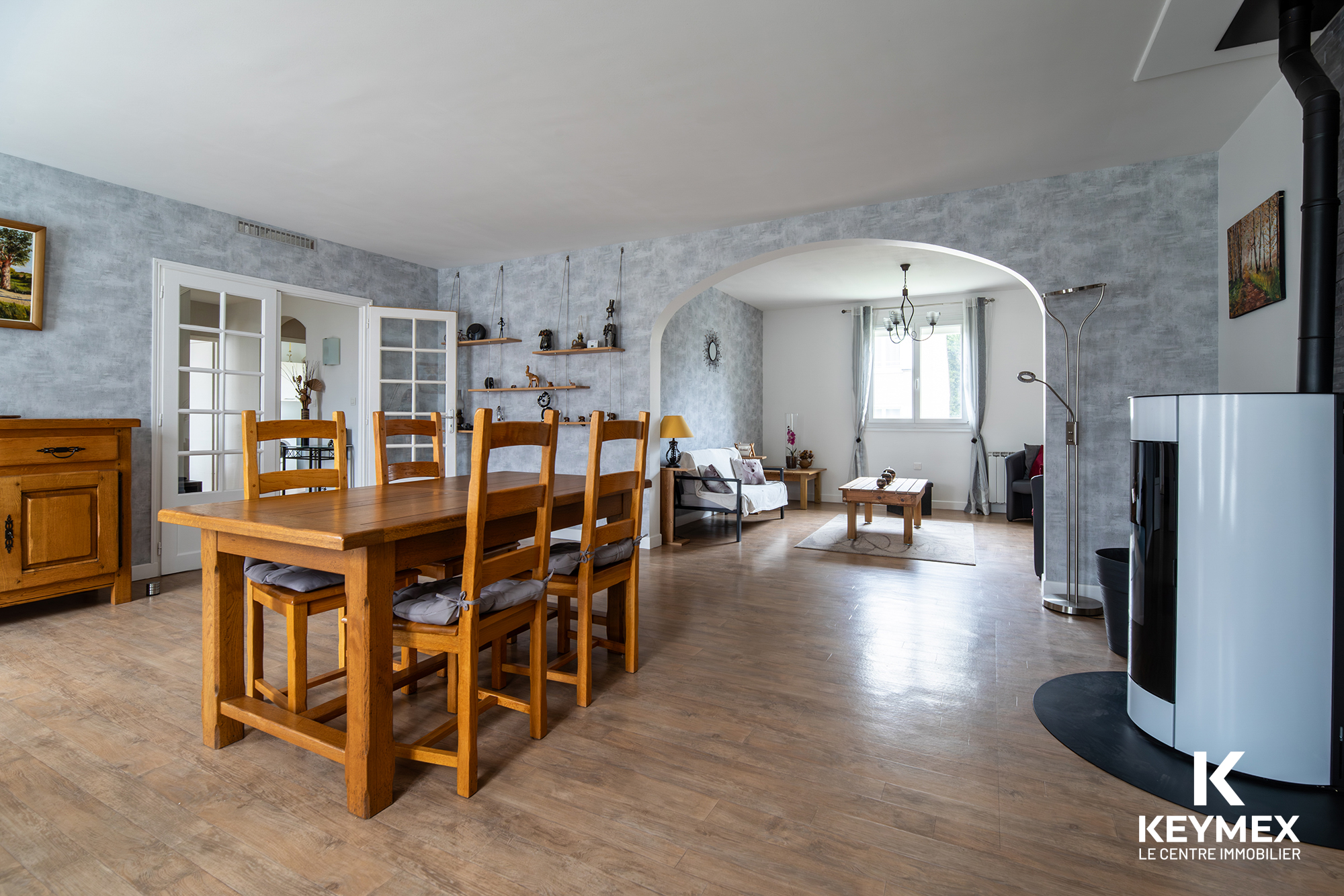 Salon moderne avec mobilier en bois, ambiance chaleureuse.