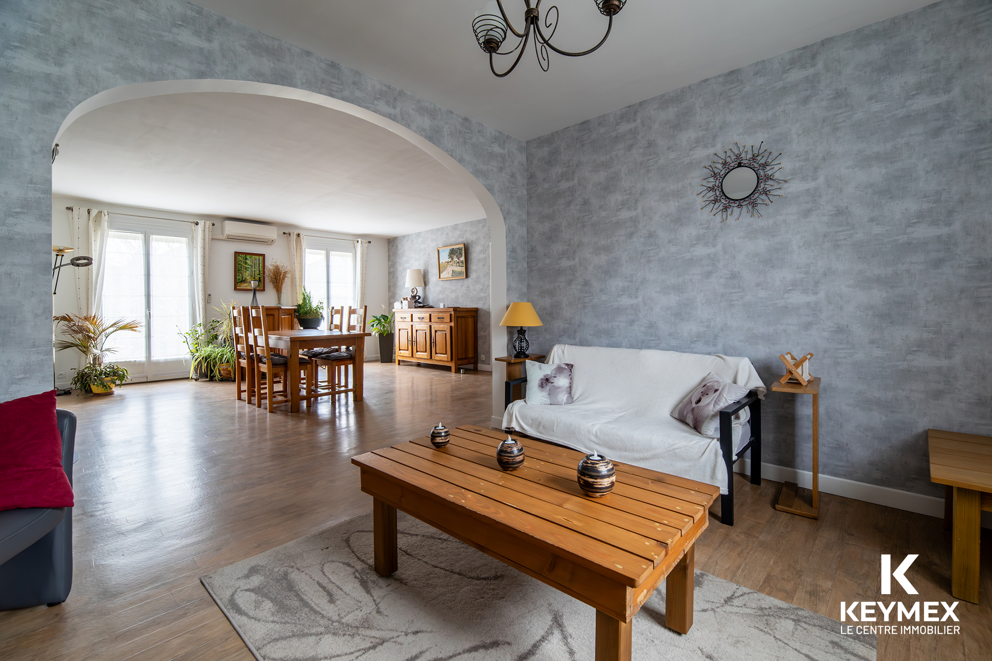 Salon moderne avec mobilier en bois. Spacieux et lumineux.