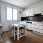 Cuisine moderne avec table en bois blanc