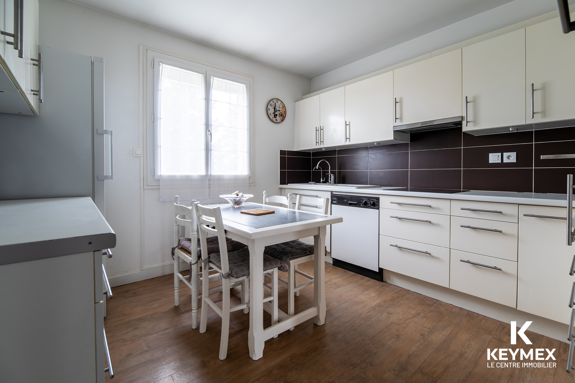 Cuisine moderne avec table en bois blanc