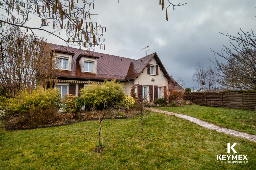 Maison rurale avec jardin et allée pavée