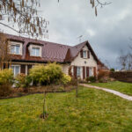 Maison rurale avec jardin et allée pavée